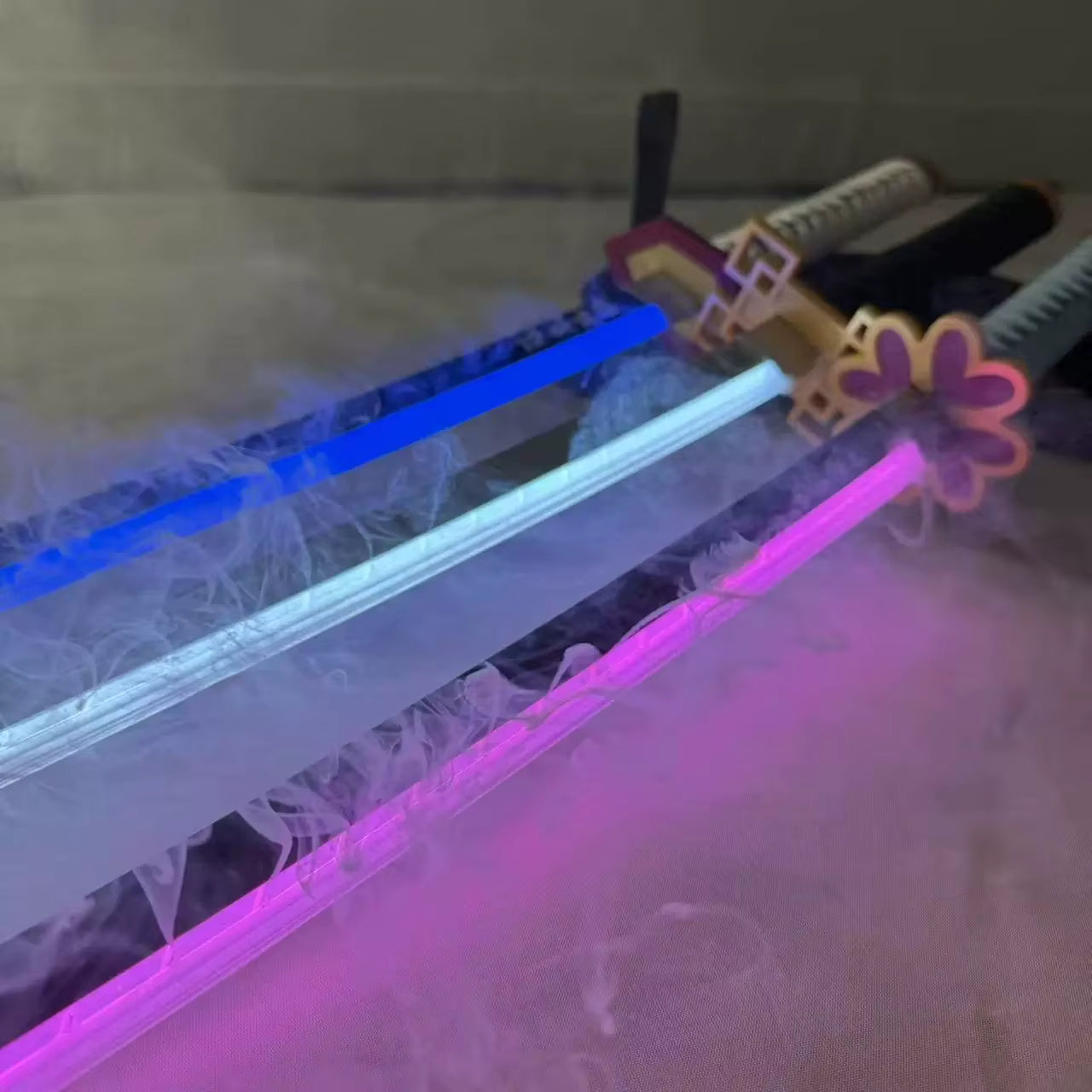 Demon Slayer / Kimetsu no Yaiba - Katana Nichirin con LED e Vapore