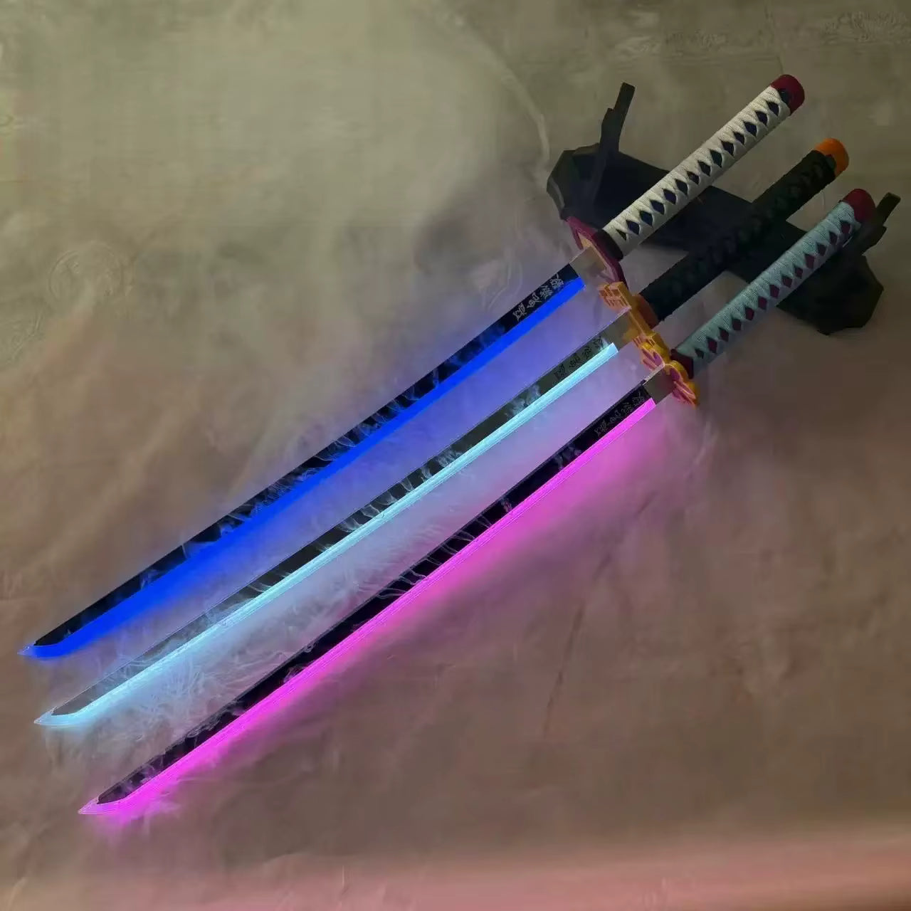 Demon Slayer / Kimetsu no Yaiba - Katana Nichirin con LED e Vapore