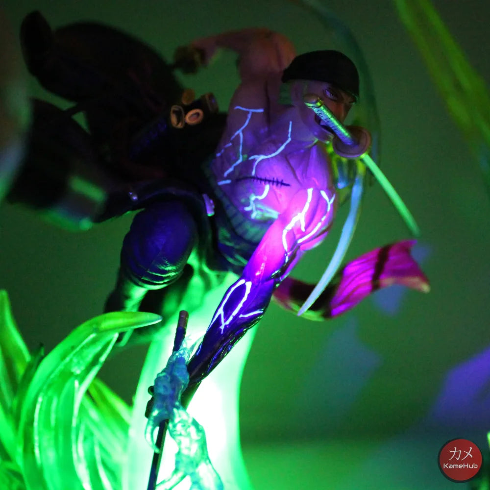 One Piece - Roronoa Zoro Action Figure Con Led E Uv
