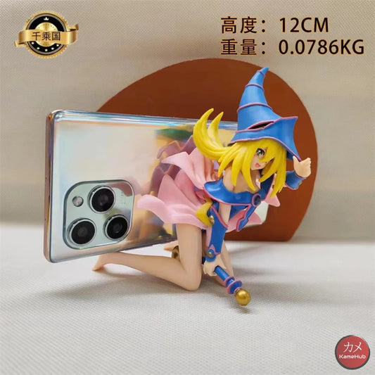Yu-Gi-Oh! Duel Monsters - Ragazza Maga Nera Action Figure / Supporto Per Telefono 12Cm Accessori