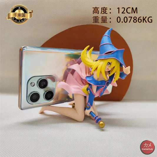 Yu-Gi-Oh! Duel Monsters - Ragazza Maga Nera Action Figure / Supporto Per Telefono 12Cm Accessori